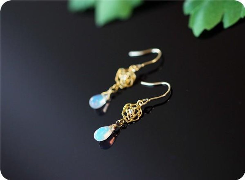 Rose and opal Clip-On available October birthstone - 耳环/耳夹 - 宝石 多色