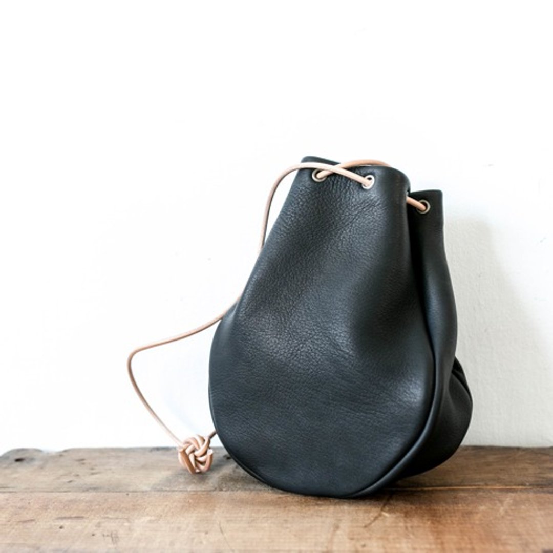 Deer leather drawstring sacoche bag / black - 化妆包/杂物包 - 真皮 