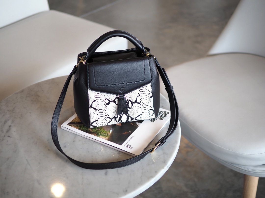Brooklyn (Python-black) : Crossbody bag, leather bag, cow leather - 手提包/手提袋 - 真皮 黑色