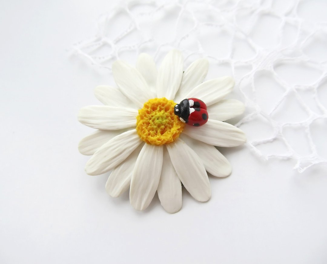 Camomile Daisy brooch Large floral brooch Camomile flower brooch clay Ladybird - 胸针 - 粘土 白色