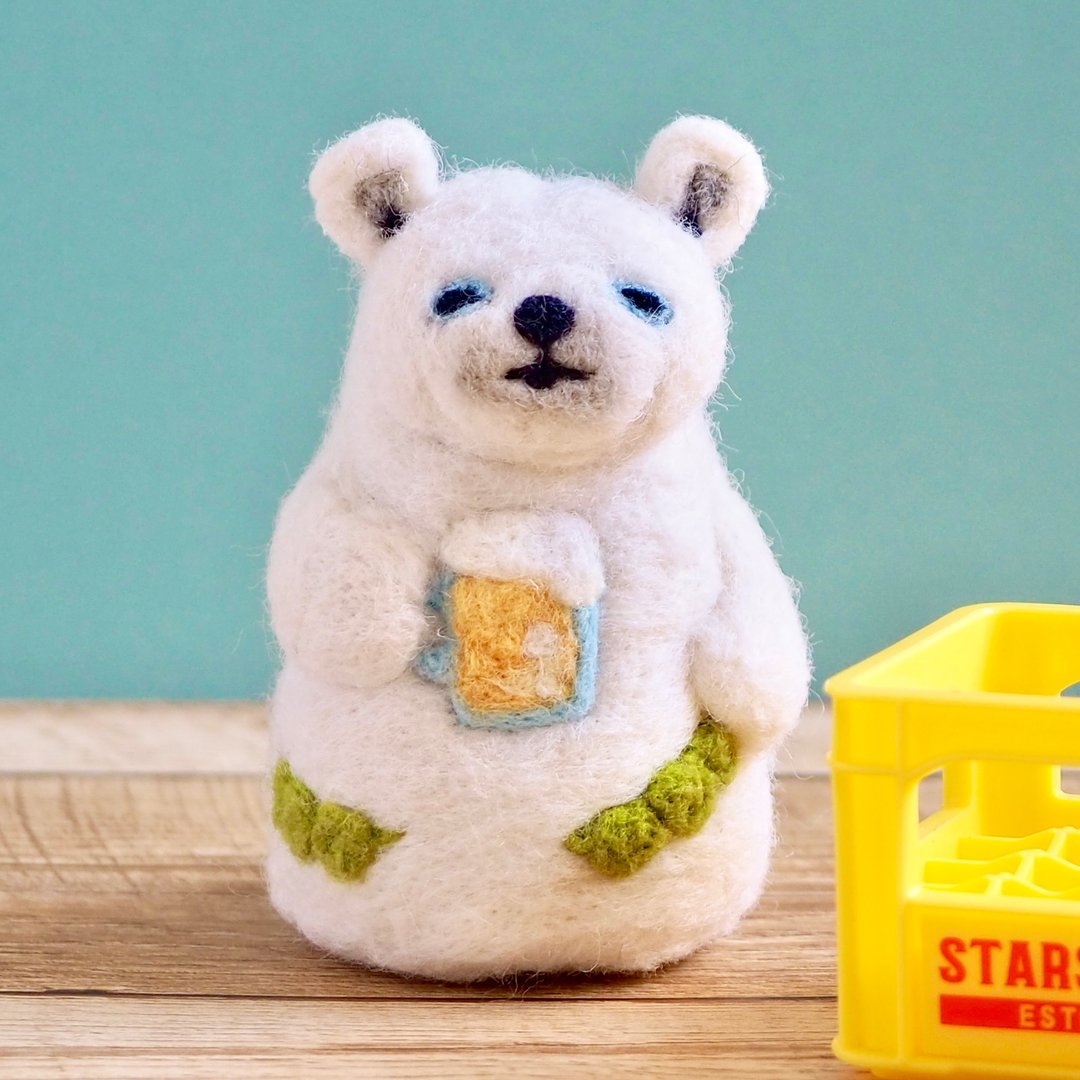 A polar bear figurine enjoying draft beer and green soybeans - 编织/刺绣/羊毛毡/裁缝 - 羊毛 白色
