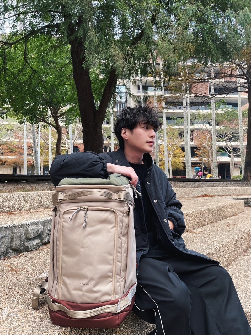 【DOUGHNUT】17寸 40L大Navigator 防泼水 后背包 行李袋-米黄 RE - 行李箱/行李箱保护套 - 环保材料 卡其色