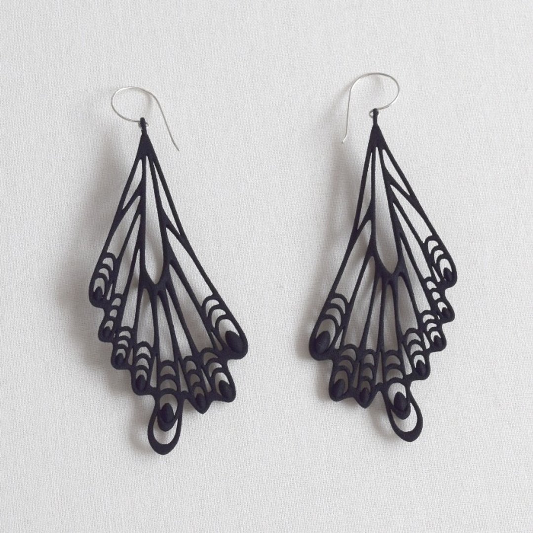 papillon black earrings - 耳环/耳夹 - 塑料 黑色