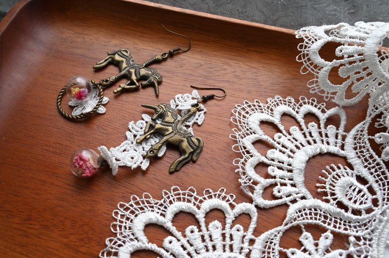 点点白蕾丝旋转木马干燥花玻璃球不对称耳环 耳夹 - 耳环/耳夹 - 其他金属 咖啡色