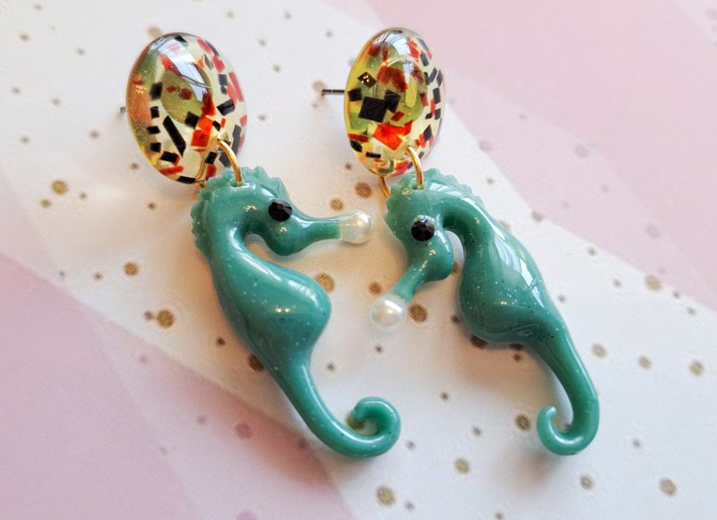 Bubbly seahorse earrings 【セラドングリーン】タツノオトシゴピアス・イヤリング - 耳环/耳夹 - 树脂 绿色