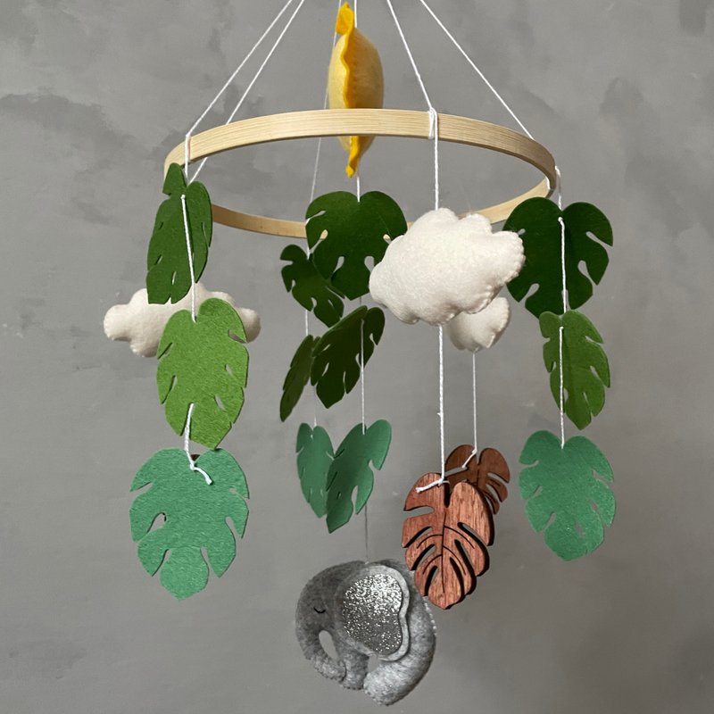 Jungle safari mobile with elephant and tropical leaves for neutral nursery decor - 玩具/玩偶 - 环保材料 绿色