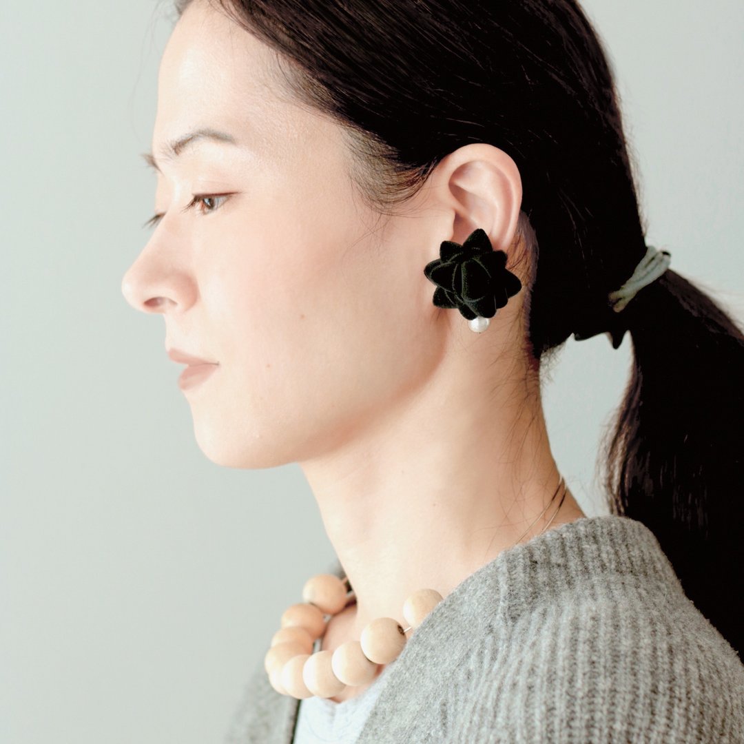 Gift Ribbon Earrings Clip-On[Black] Cotton Velvet - 耳环/耳夹 - 棉 黑色