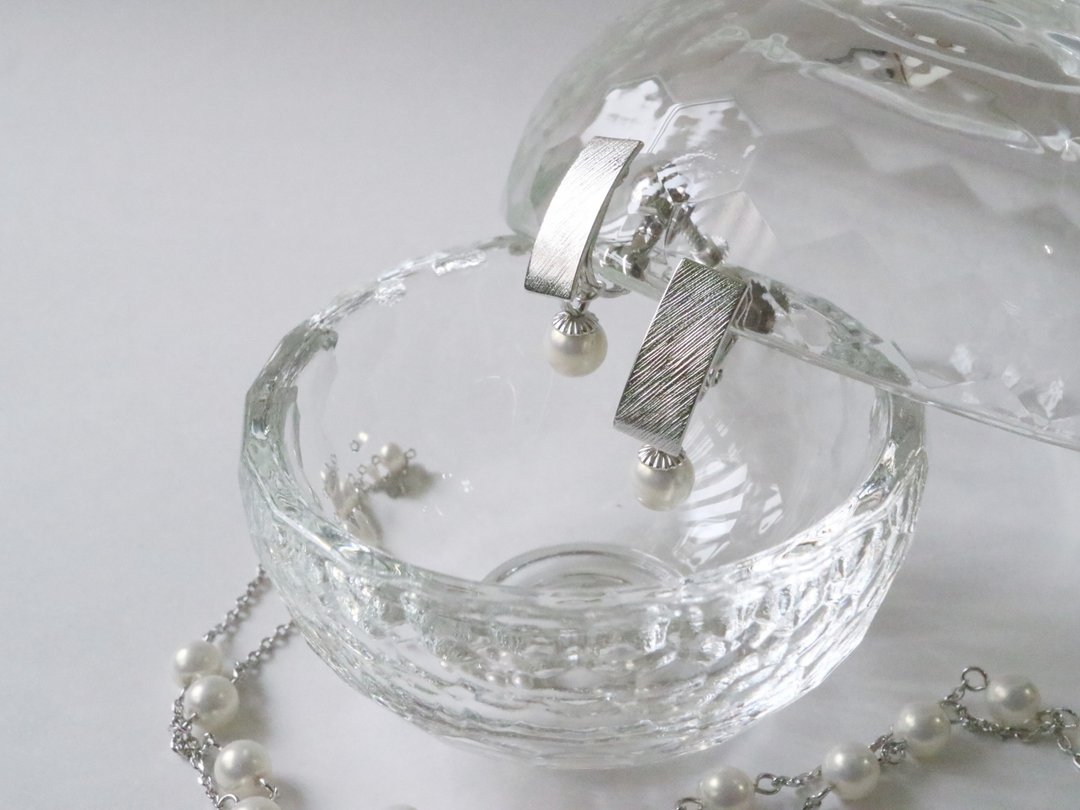 Daily working pearl Clip-On sold separately Shaking elegant simple Everyday use Daily white White Square Rectangle Artificial pearl Resin pearl Hairline finish - 耳环/耳夹 - 塑料 白色