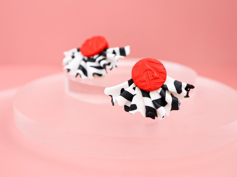 Dalmatian pattern frill earrings/ Clip-On/red/allergy to metal/polymer clay/33 - 耳环/耳夹 - 粘土 红色