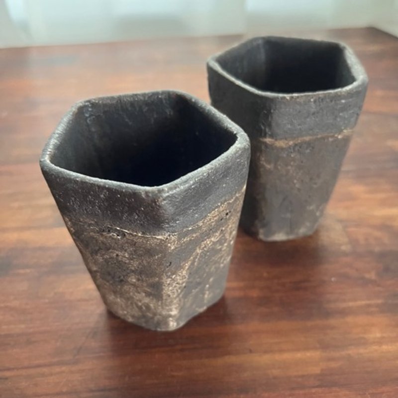 Pinkoi 代购 -  迷你杯黑釉黑泥色“护背”迷你五角 - 咖啡杯/马克杯 - 陶 