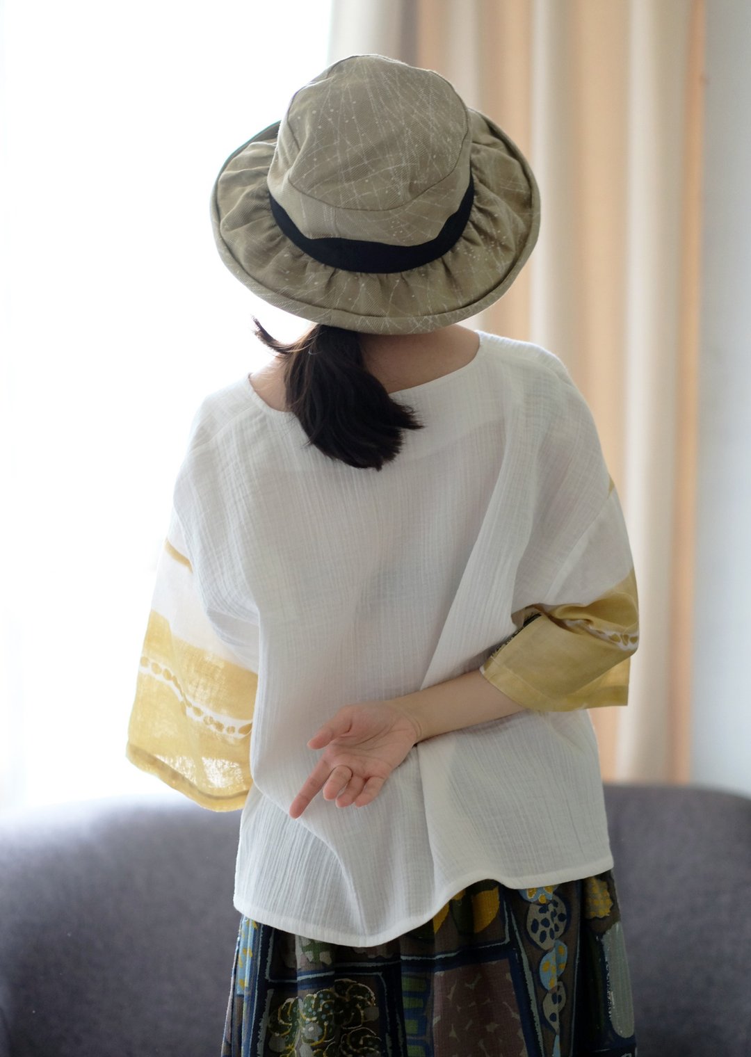 黄沙水彩痕双层纱拼袖V领七分袖上衣 - 女装上衣 - 棉．麻 白色