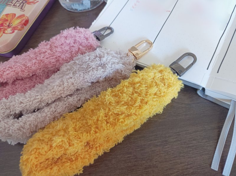 毛毛手机提带 | 手机吊绳挂绳 | 钥匙圈 - 挂绳/吊绳 - 其他人造纤维 多色