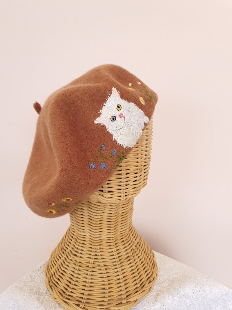 Embroidered hat• Single pet portrait with flowers around the hat - 帽子 - 聚酯纤维 