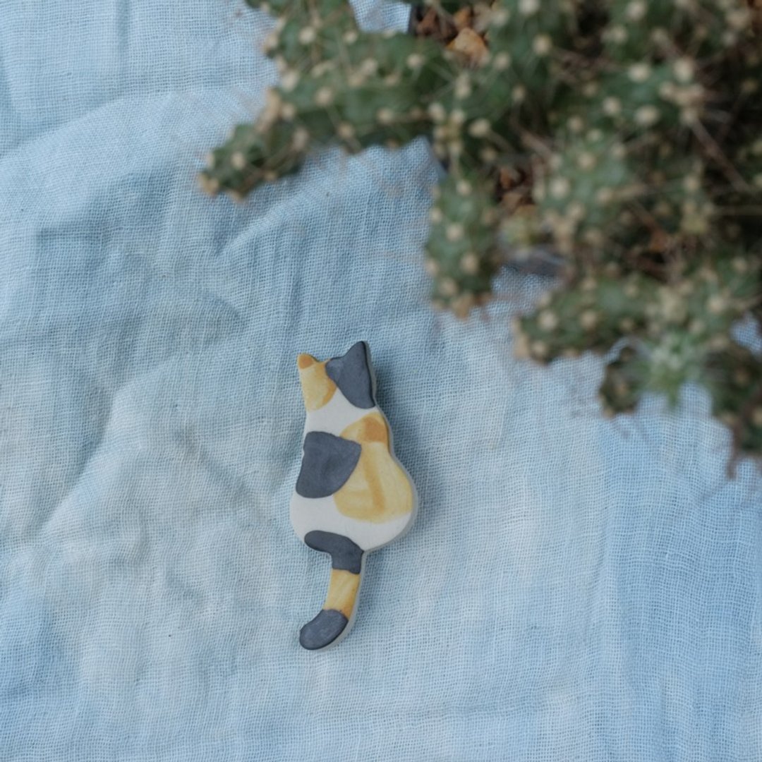 cat ceramic brooch - 胸针 - 瓷 咖啡色