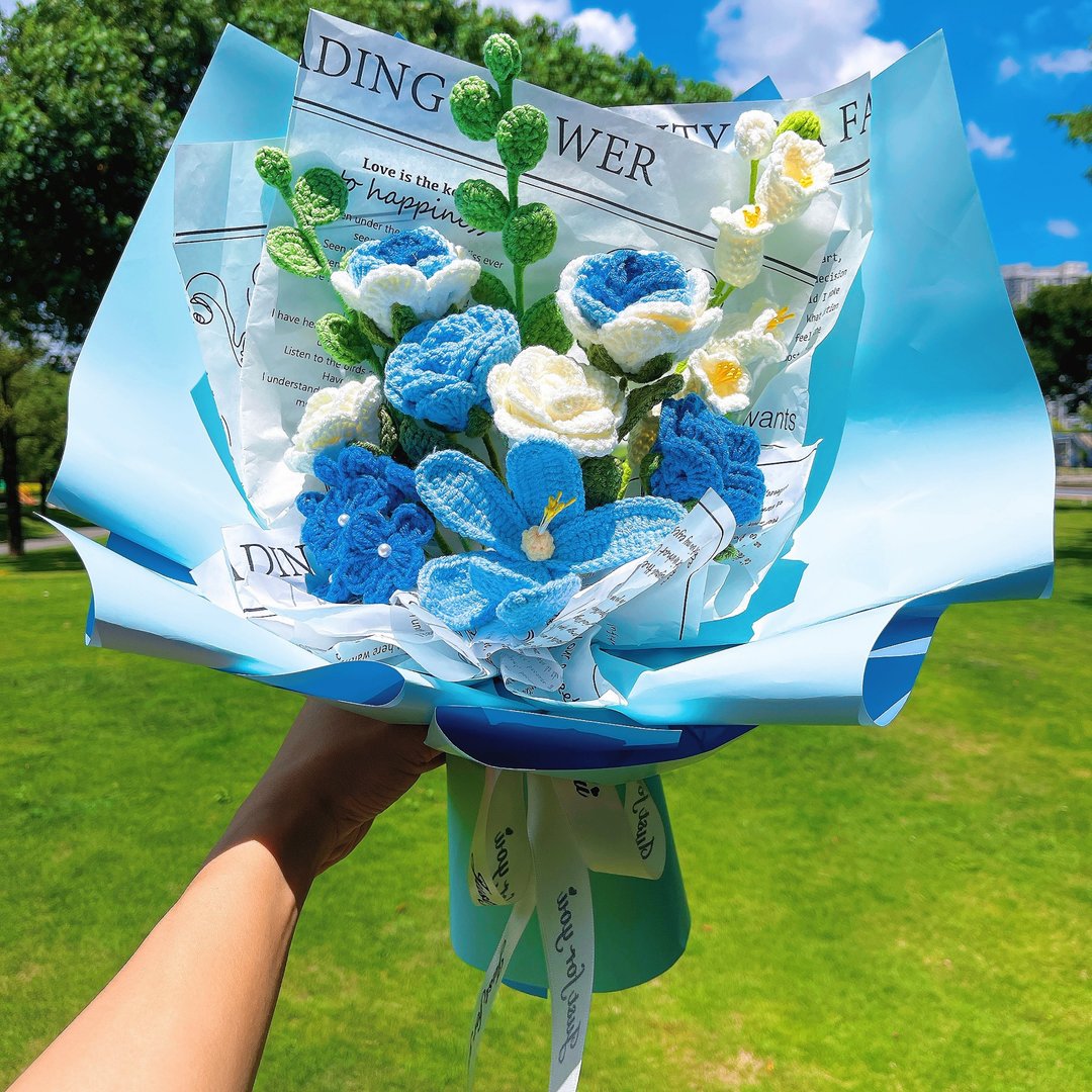 情人节礼盒  定制化礼物2026手工钩织蓝色花朵花束-含玫瑰 - 干燥花/捧花 - 棉 蓝色