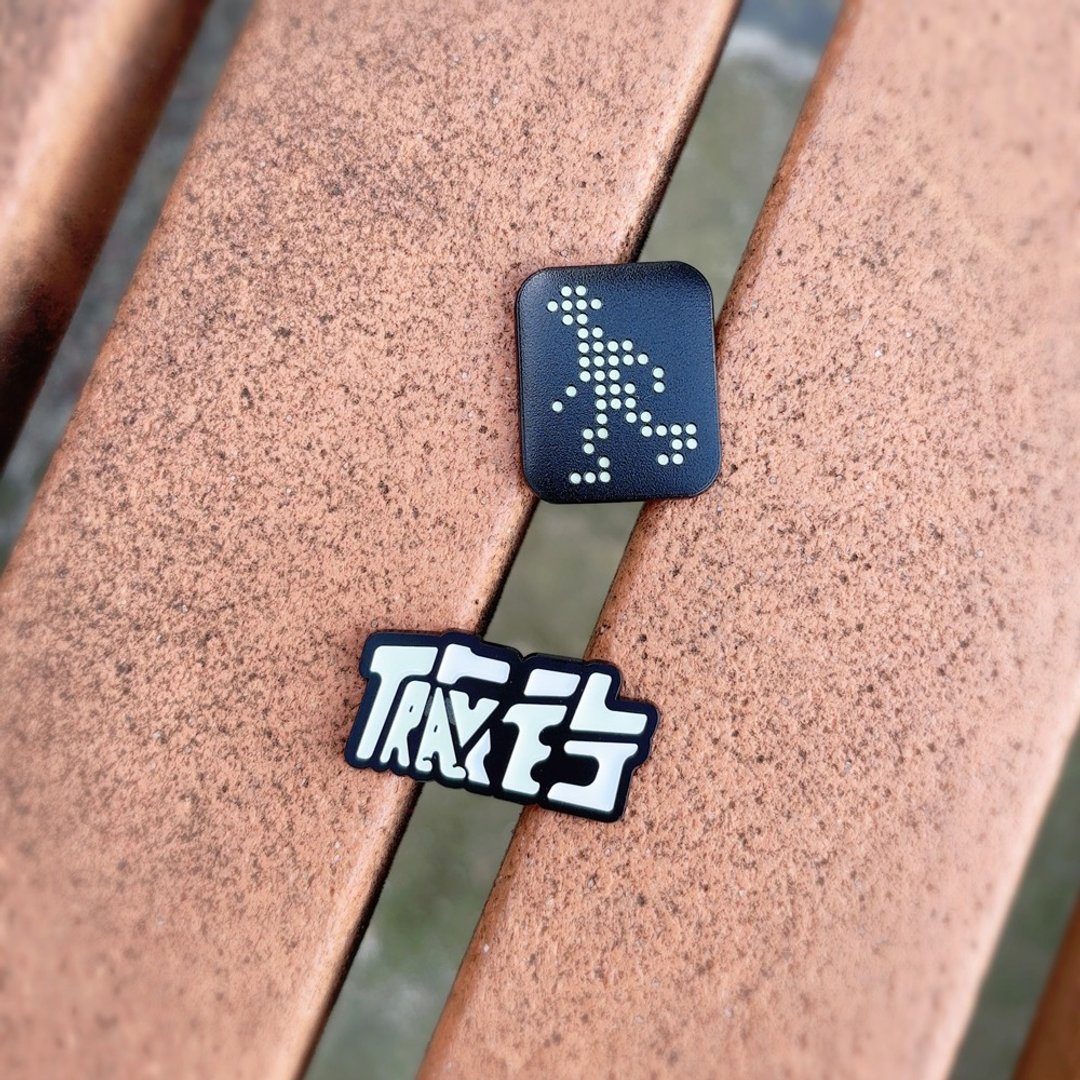 Ruyi 夜光岛语徽章套组－来趣旅行 Travel (小绿人 + 旅行徽章) - 徽章/别针 - 其他金属 黑色