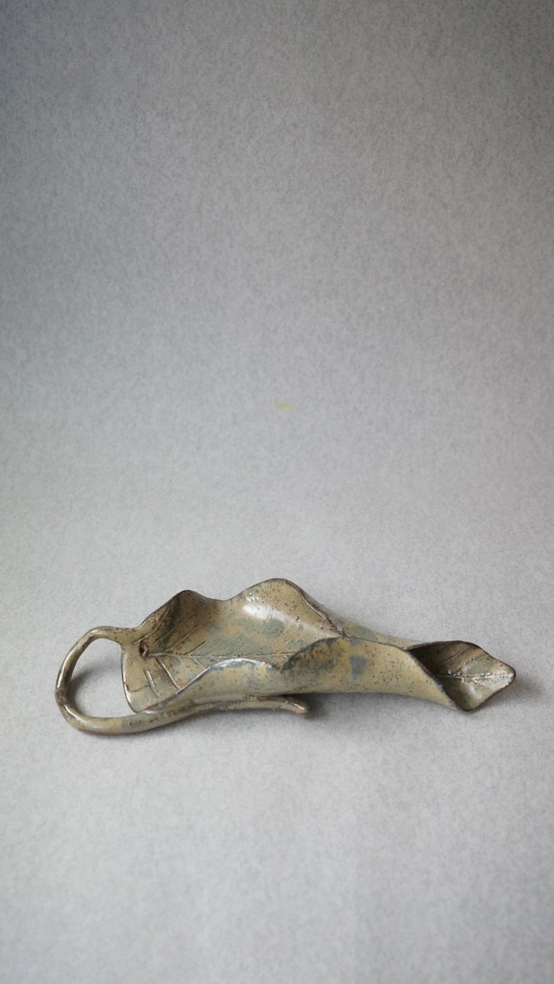 • 米粒出陶中 • 082 我经过的落叶 - 线香盘 - 香薰/精油/线香 - 陶 卡其色