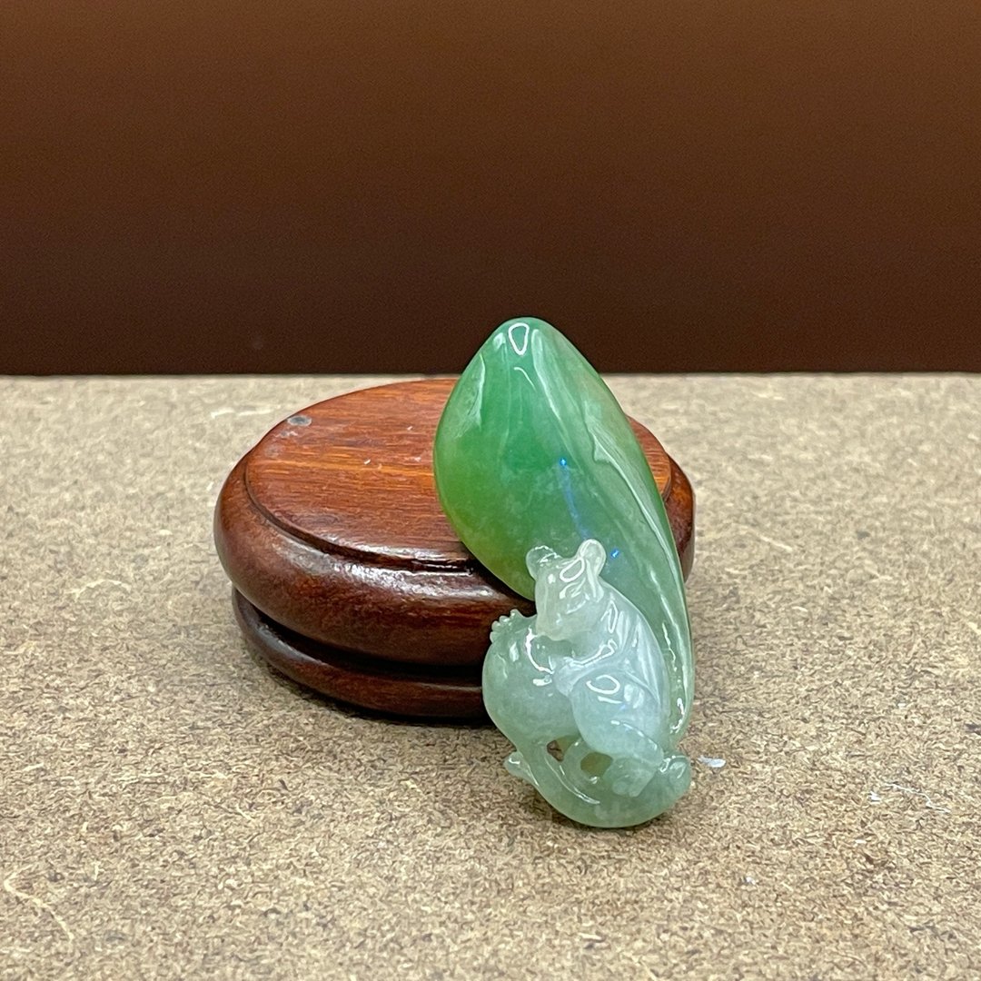 瀚玉珠宝.天然A货缅甸玉翡翠.三彩小松鼠.巧雕工艺.黄绿色的尾巴 - 其他 - 玉石 