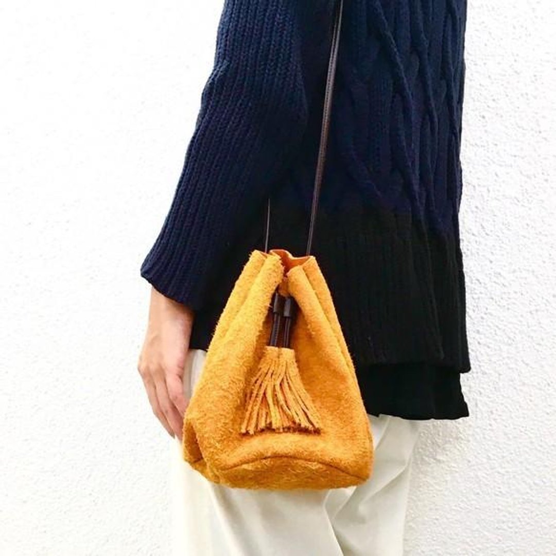 Genuine leather Angora velor with a tassel 2 WAY Drawstring bag [Mandarin Orange] - 化妆包/杂物包 - 真皮 橘色