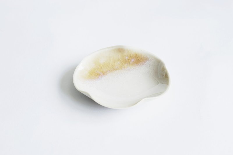 窑变釉手作陶瓷小碟－雪花白 - 浅碟/小碟子 - 瓷 白色