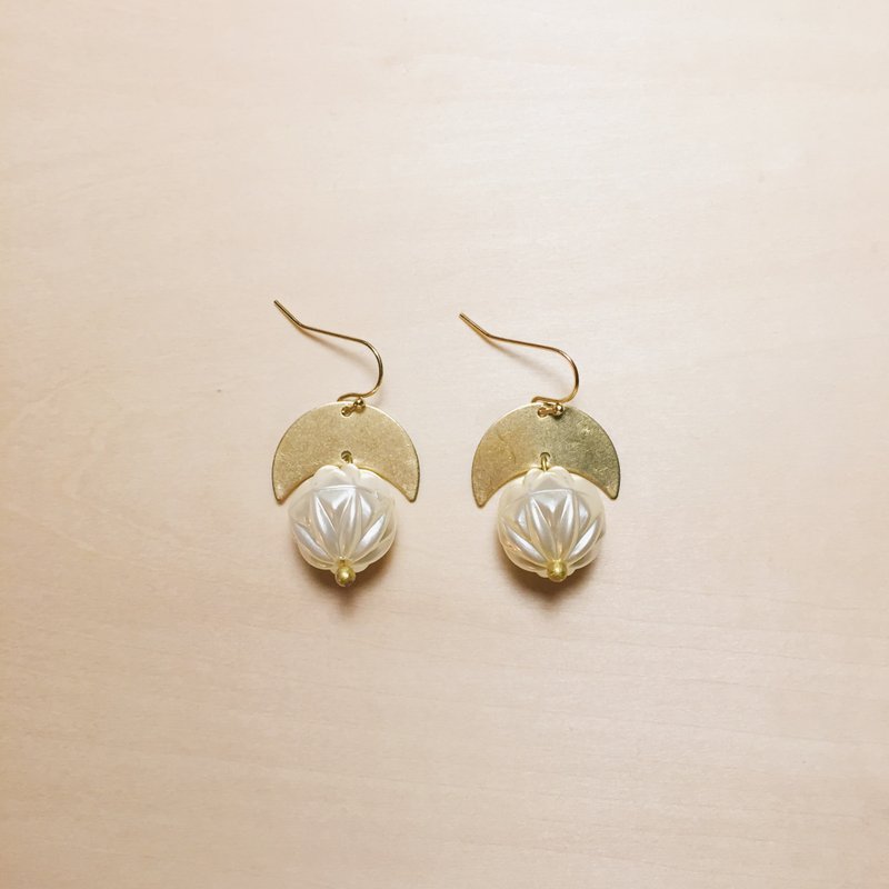 复古半月黄铜雕花珍珠耳环 - 耳环/耳夹 - 铜/黄铜 金色