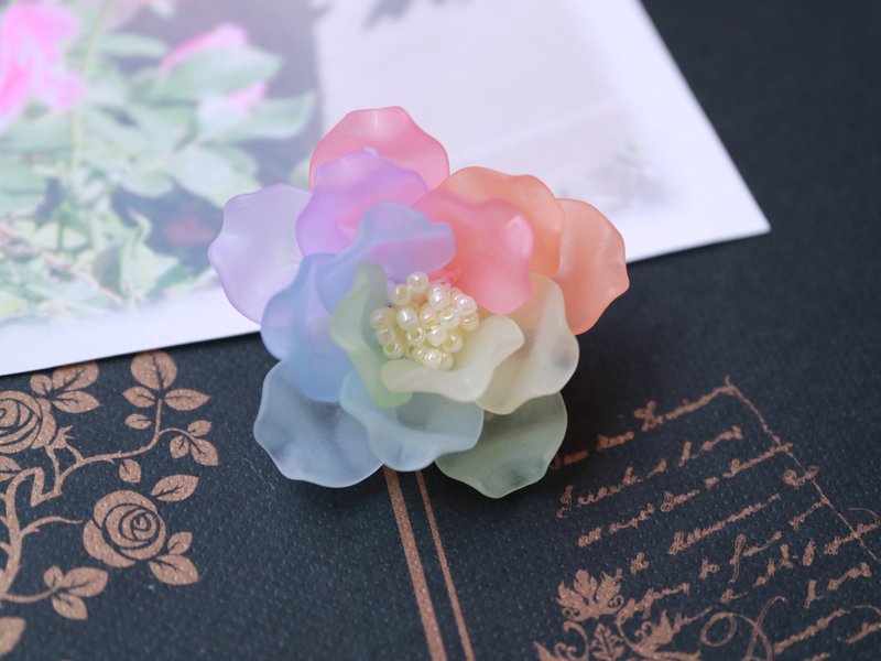 Rose Brooch Rainbow Rose - 胸针 - 塑料 多色