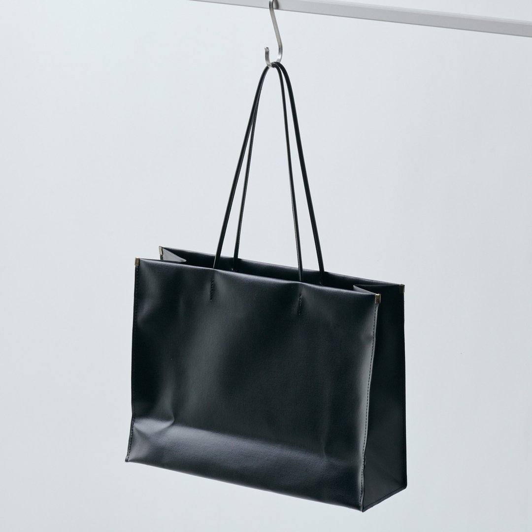 【shopper bag 横式 black】托特包/纸袋风/ રaminated canvas/皮革提把/简约/防磨脚钉/可自立/A4适用 - 手提包/手提袋 - 棉 黑色