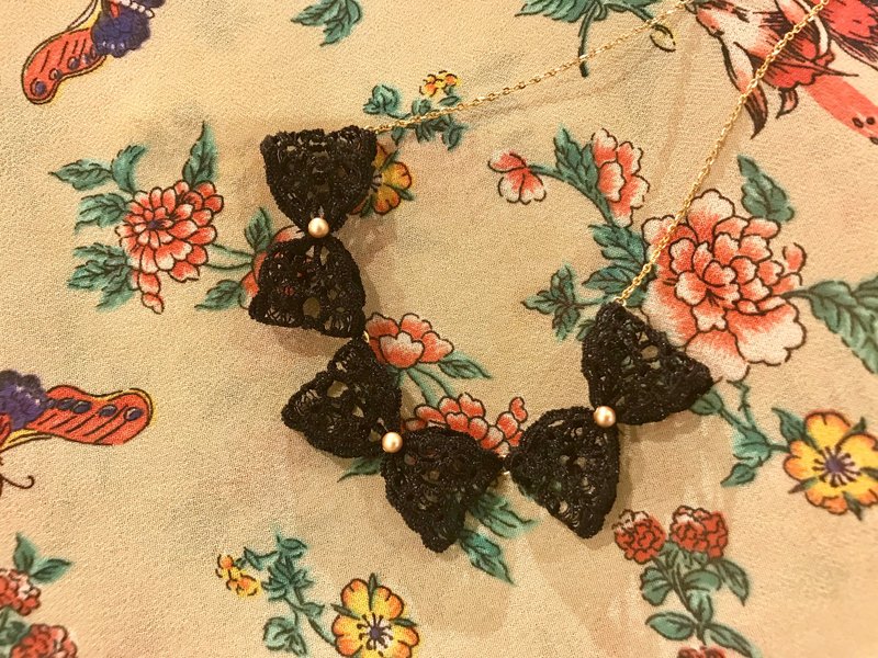 手织蕾丝立体蝴蝶结项链/ Swarovski珍珠 / 香槟金色 / 黑色 - 项链 - 聚酯纤维 金色