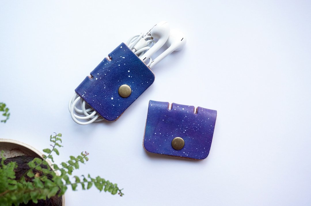 岁末惊喜 2入方款集线器 卷线器 手染宇宙星空 圣诞节 交换礼物 - 卷线器/电线收纳 - 真皮 紫色