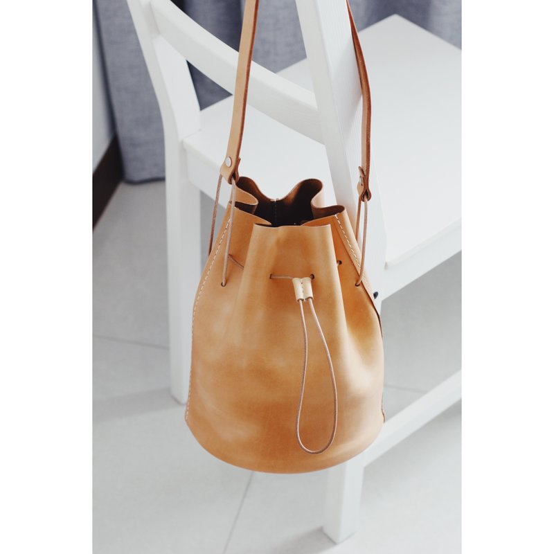 手工手缝植鞣革真皮抽绳水桶包 - 侧背包/斜挎包 - 真皮 咖啡色