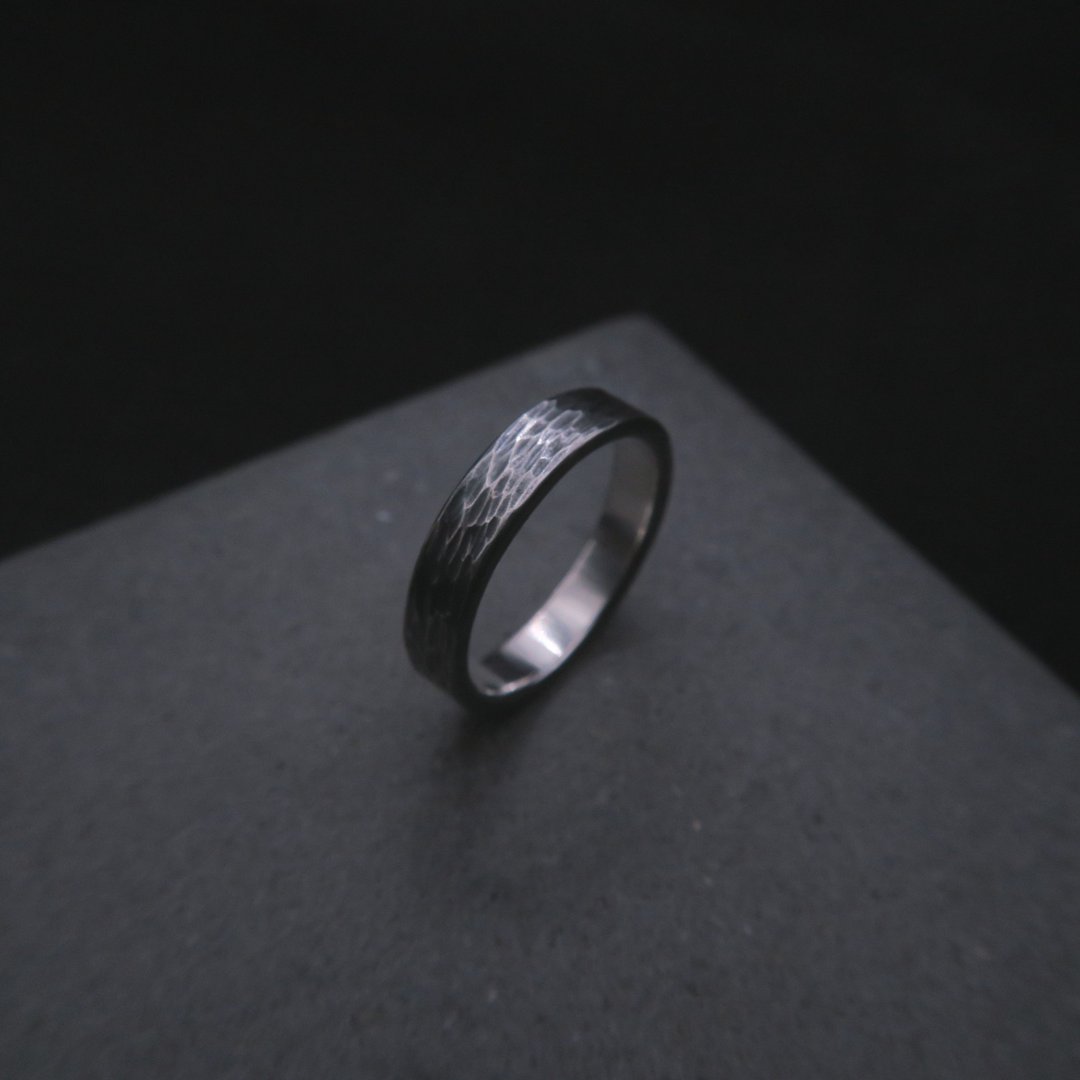 沙丘 黑 - 纯银锻敲戒指 宽4.5mm - 可免费修改戒围一次 - 戒指 - 纯银 银色