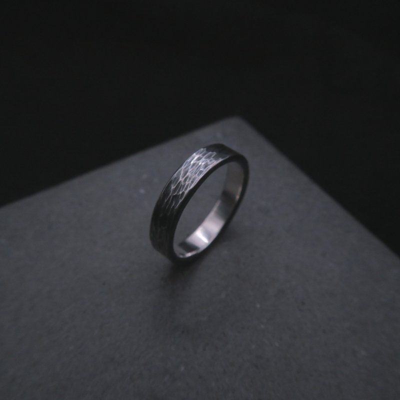 沙丘 黑 - 纯银锻敲戒指 宽4.5mm - 可免费修改戒围一次 - 戒指 - 纯银 银色