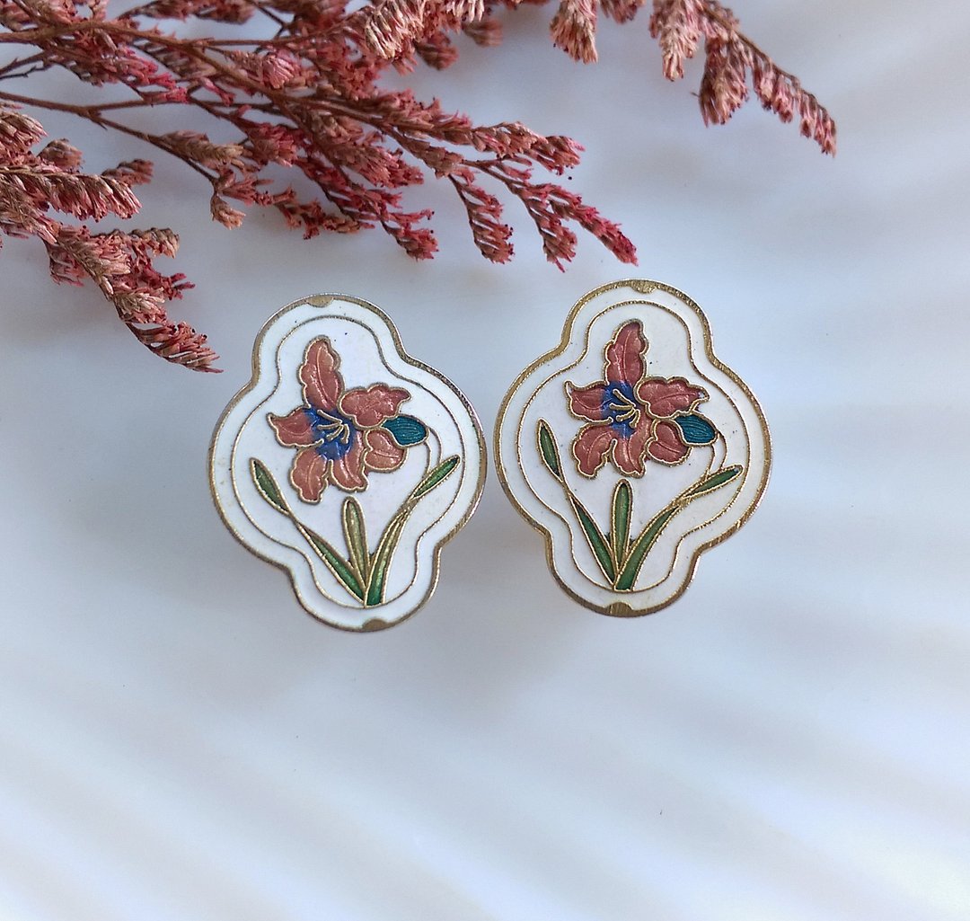 【西洋古董饰品 】白底雅致 百合花卉 景泰蓝 夹式耳环 - 耳环/耳夹 - 其他材质 金色