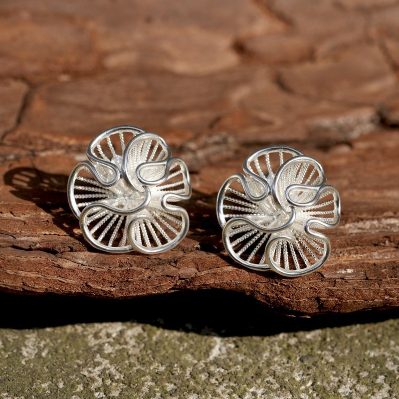 雲繞花開手工繞線立體鏤空花朵耳釘 銅鍍銀 氣質簡約 日常百搭 - 耳环/耳夹 - 铜/黄铜 银色