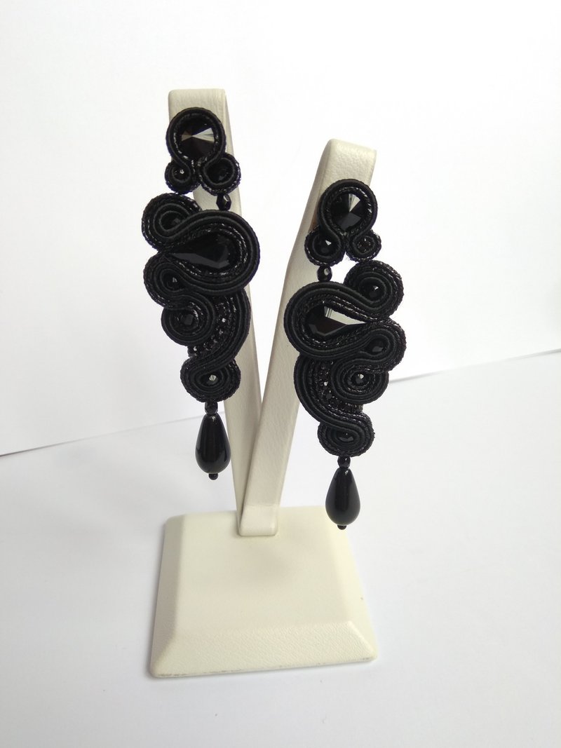 Earrings Long asymmetrical earrings in black colorChristmas Gift Wrapping - 耳环/耳夹 - 其他材质 黑色