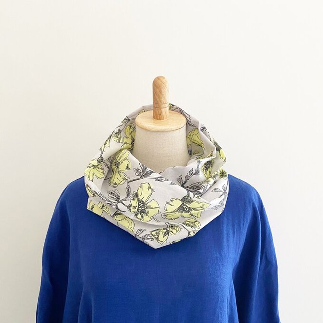 Spring-summer snood with floral pattern Soft and soft flower lover pattern - 围巾/披肩 - 棉 多色