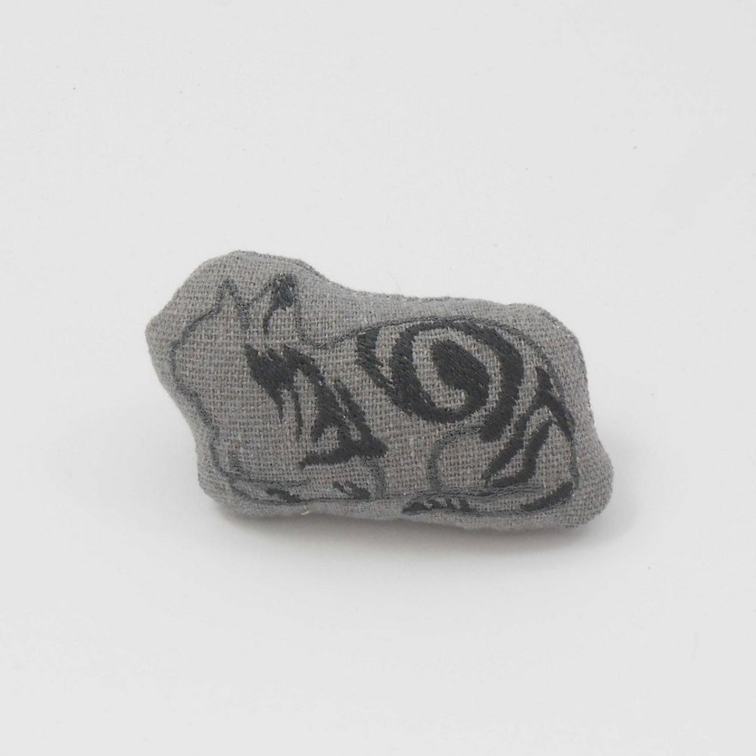 刺绣  猫猫别针01-灰猫 - 胸针 - 棉．麻 灰色