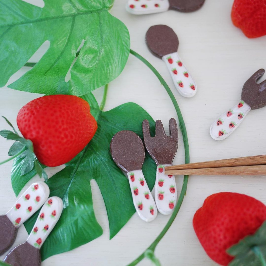Cutleryrest of spoon and fork【strawberry】 - 筷子/筷架 - 陶 红色