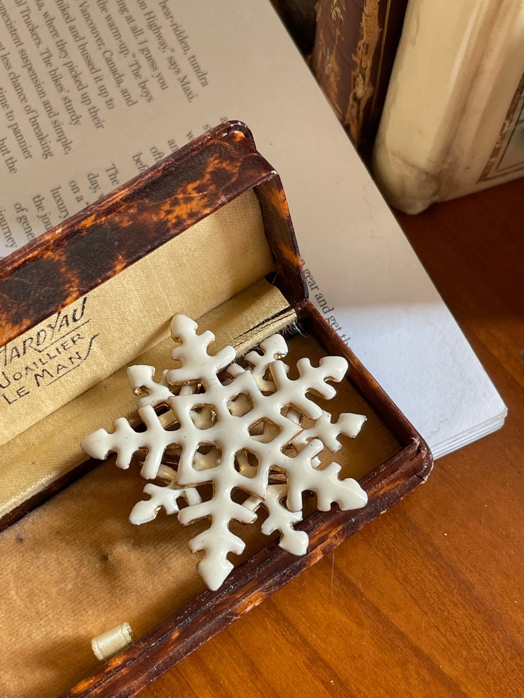 老又好古董珠宝 Vintage 金色白珐琅雪花别针 - 胸针 - 其他金属 白色