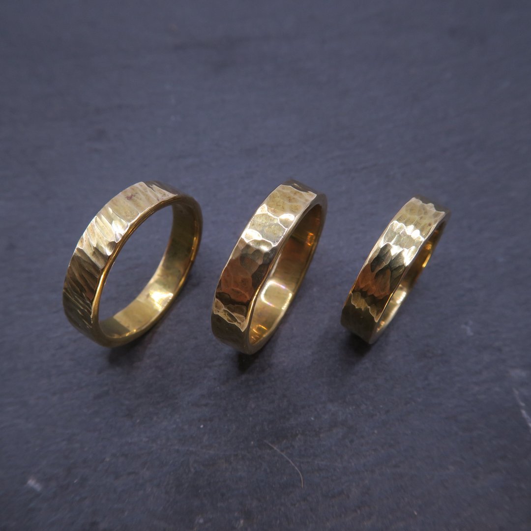 黄铜锻敲戒指 宽约 4.5mm 可免费修改戒围一次 - 戒指 - 其他金属 金色