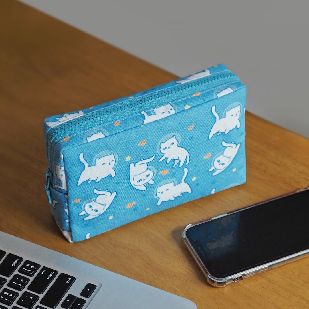 Canvas Polyester Recycled PET Mid Box - Summer Cats Keychain - 化妆包/杂物包 - 聚酯纤维 蓝色
