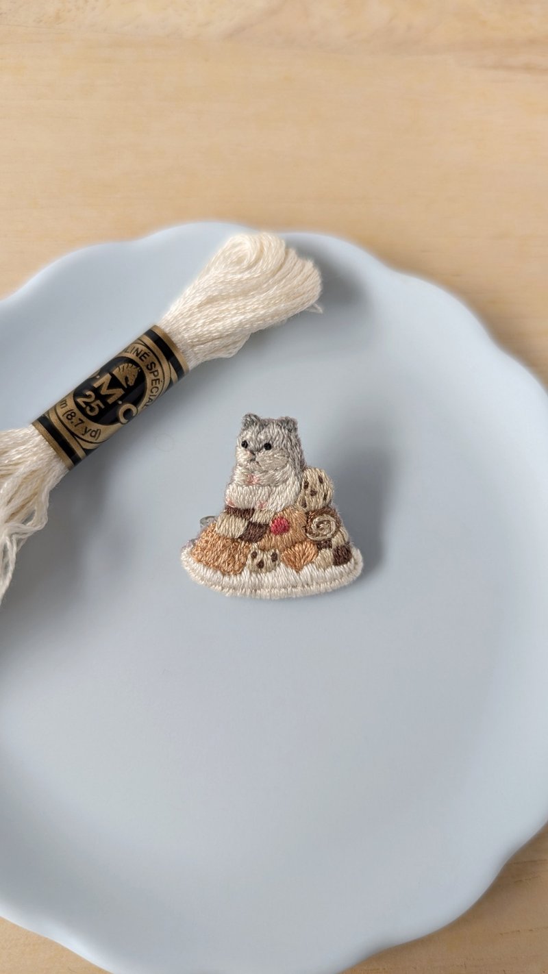 饼干山和仓鼠刺绣胸针 - 胸针 - 绣线 咖啡色