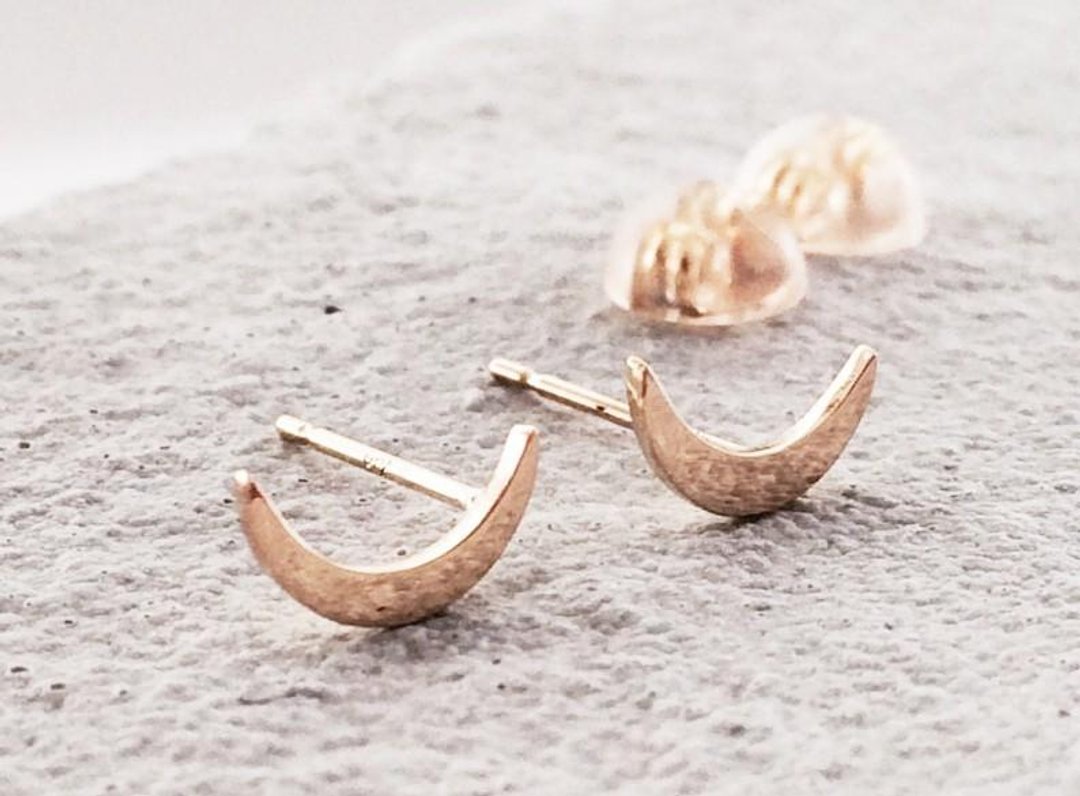 K18 crescent earrings - 耳环/耳夹 - 其他金属 金色