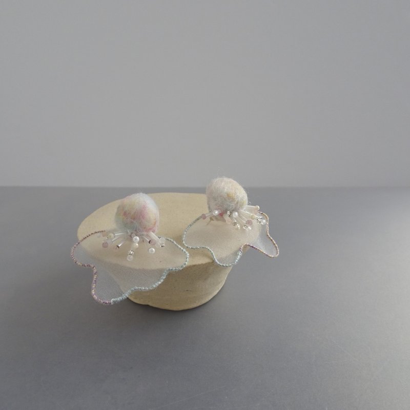 [耳针] 羊毛和透明纱耳环 - 耳环/耳夹 - 绣线 粉红色