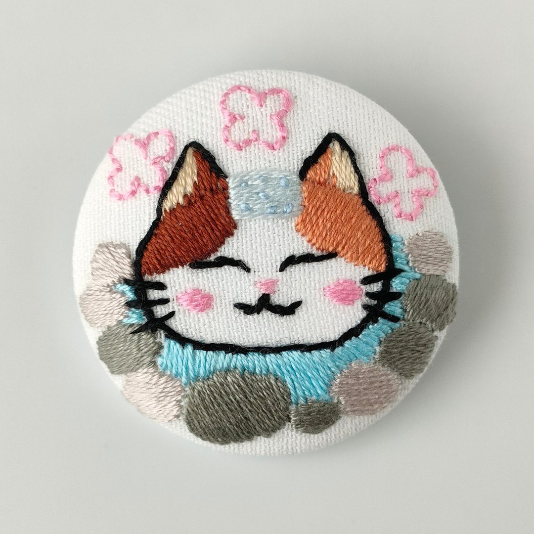 猫咪与温泉刺绣胸针 - 胸针 - 棉．麻 咖啡色