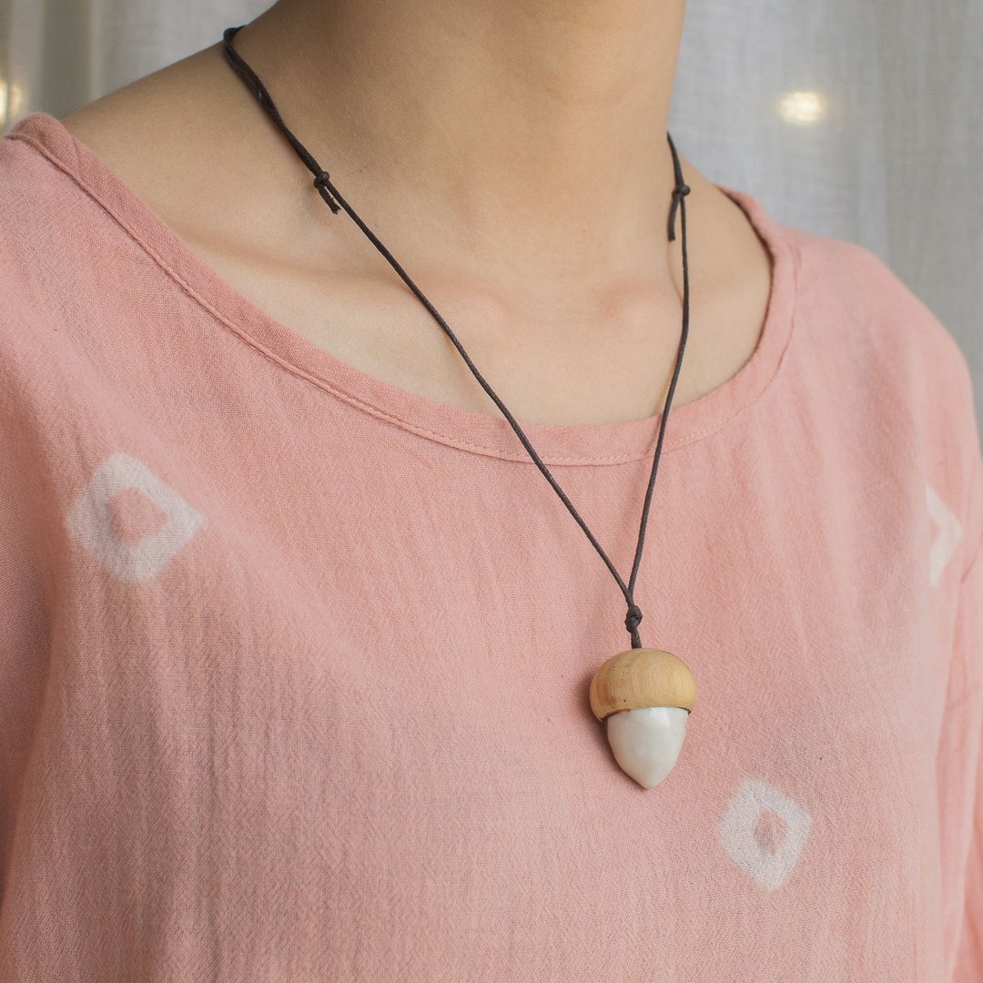 Acorn mini pendant 'white' / ceramic x teak wood - 项链 - 陶 白色