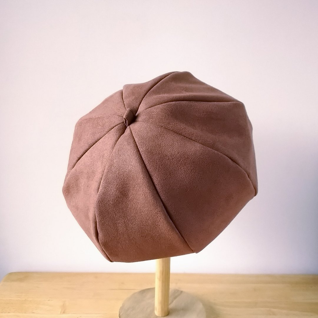 糸文 麂皮贝雷帽-卡布其诺 头围60cm - 帽子 - 其他人造纤维 咖啡色