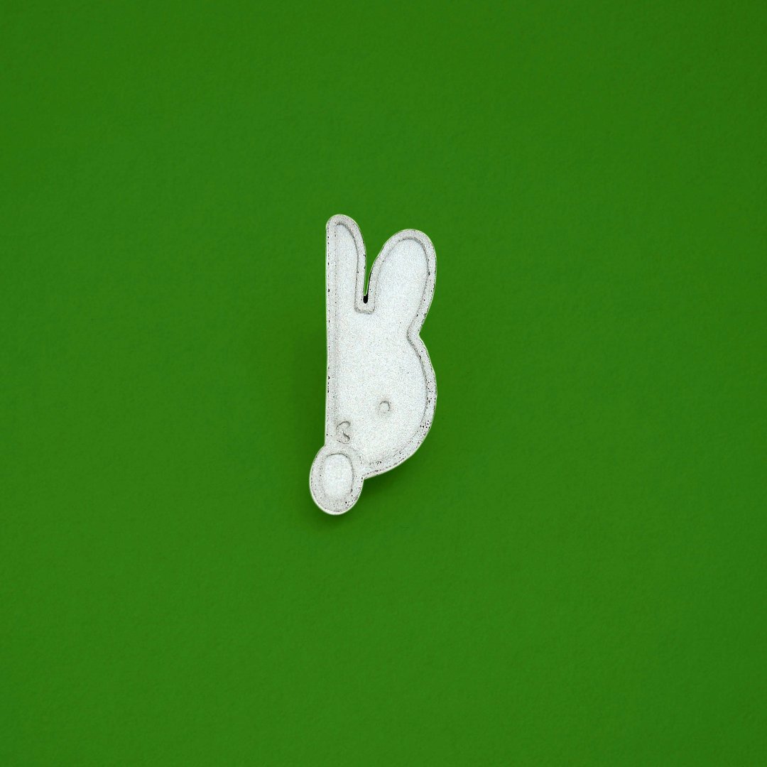 Miffy 捉迷藏水泥襟章 - 胸针 - 水泥 灰色