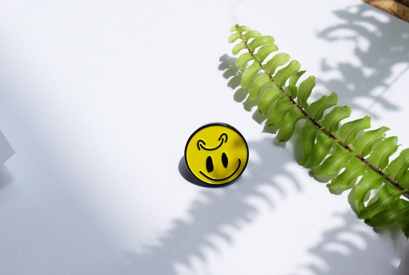 Maybe Smiley Enamel Pin - 徽章/别针 - 珐琅 多色