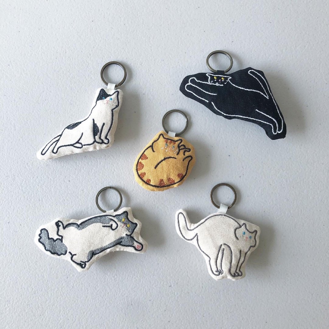 猫猫钥匙圈。AirTag。定制。多色。绣字。匙扣 - 钥匙链/钥匙包 - 棉 多色